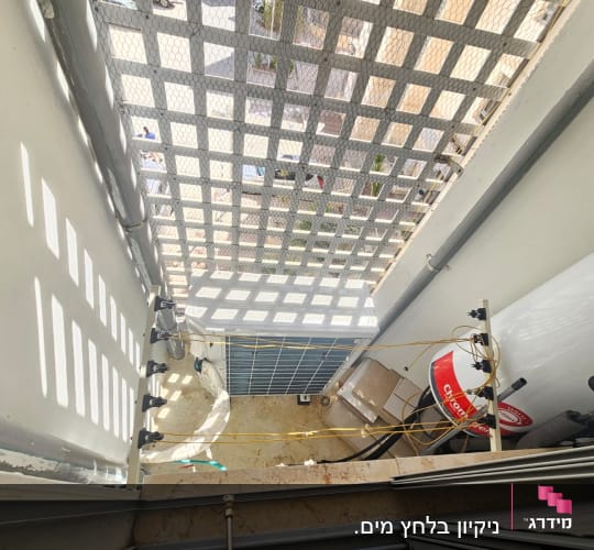 מרפסת עם ציוד ניקוי ומיכל מים